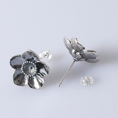 シルバースタッドピアス