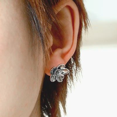 シルバースタッドピアス