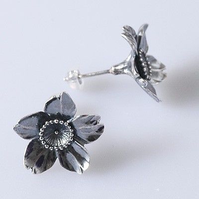 シルバースタッドピアス