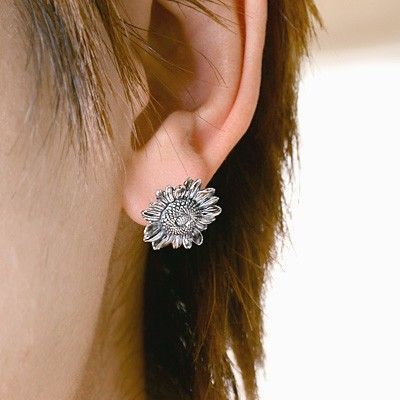 シルバースタッドピアス