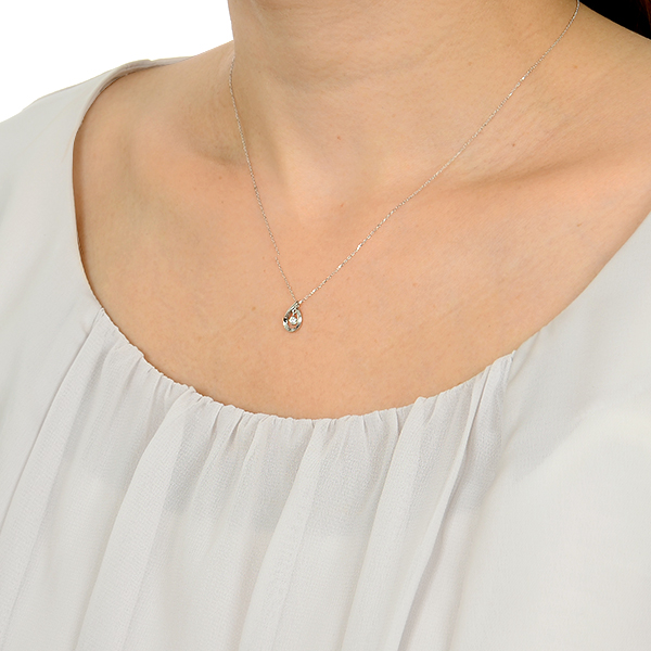 ホワイトゴールドネックレス