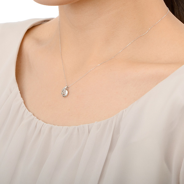 ホワイトゴールドネックレス