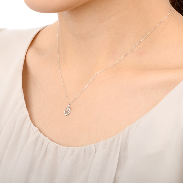 ホワイトゴールドネックレス