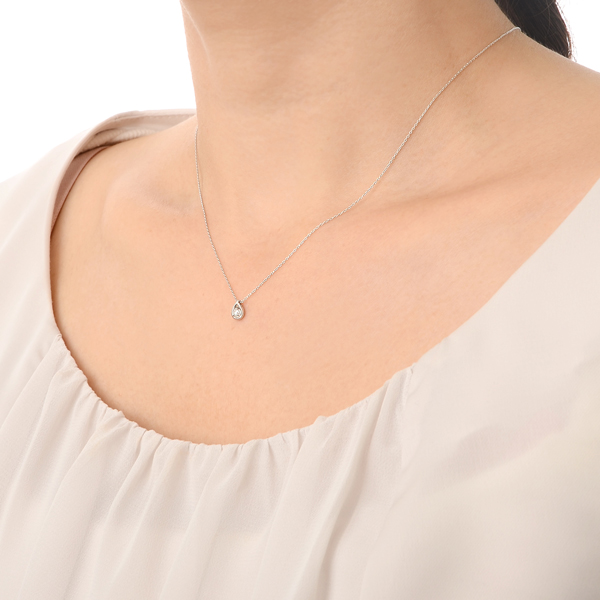 ホワイトゴールドネックレス