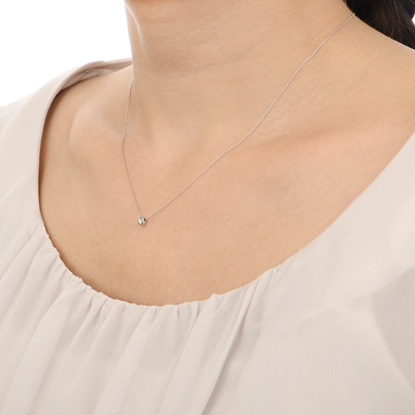 ホワイトゴールドネックレス