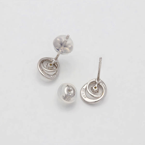 ホワイトゴールドピアス