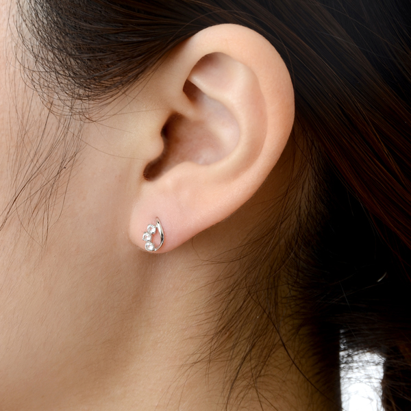 ホワイトゴールドピアス