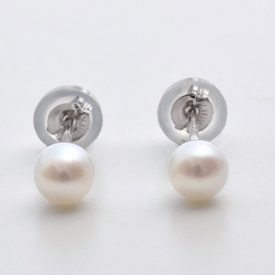 ホワイトゴールドピアス