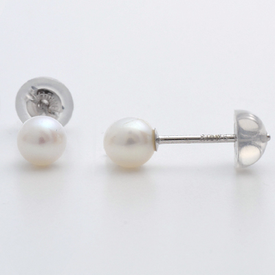 ホワイトゴールドピアス