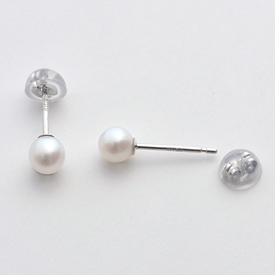 ホワイトゴールドピアス