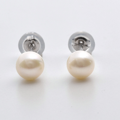 ホワイトゴールドピアス