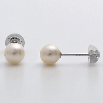 ホワイトゴールドピアス