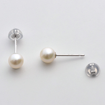 ホワイトゴールドピアス