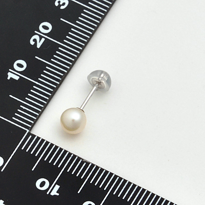 ホワイトゴールドピアス