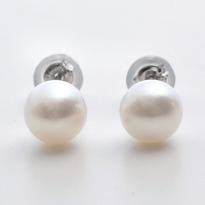 ホワイトゴールドピアス