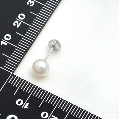 ホワイトゴールドピアス