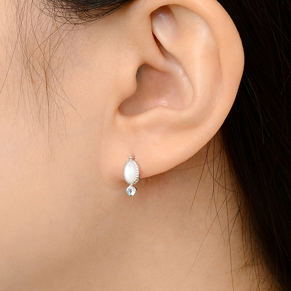 ホワイトゴールドピアス