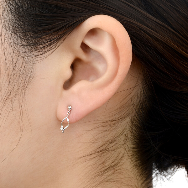 ホワイトゴールドピアス