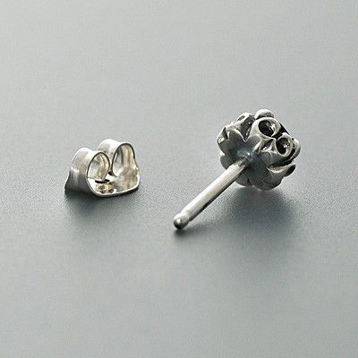 シルバースタッドピアス