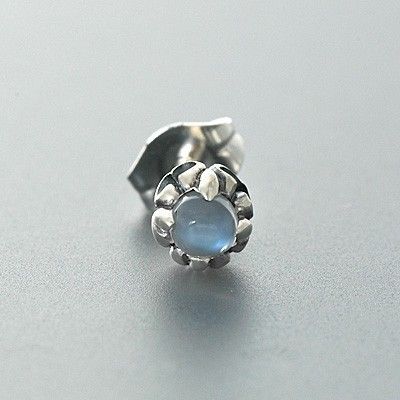 シルバースタッドピアス