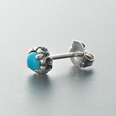 シルバースタッドピアス