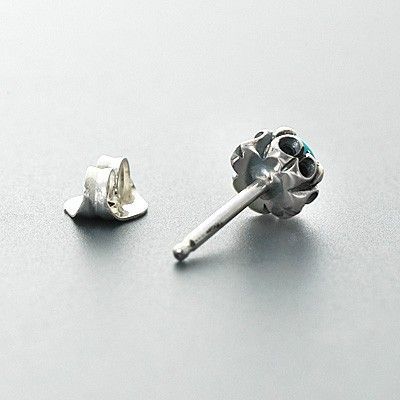 シルバースタッドピアス