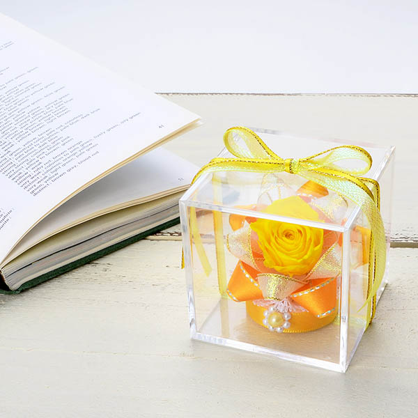 誕生日 イニシャルハンカチ&プリザーブドフラワーセット(ラッピング付き)