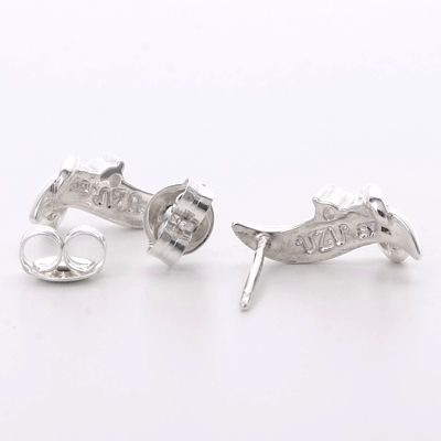 シルバースタッドピアス