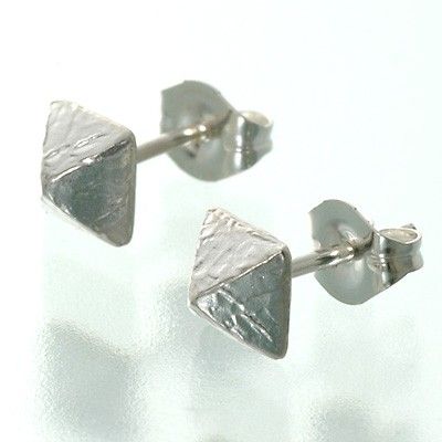 シルバースタッドピアス