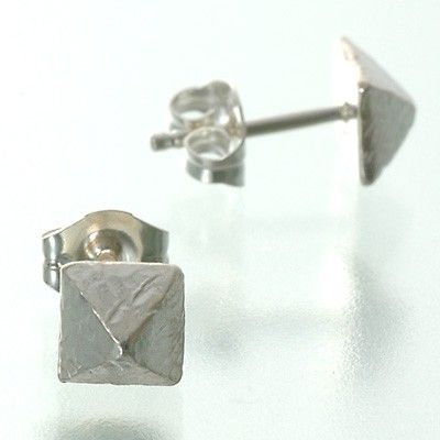 シルバースタッドピアス