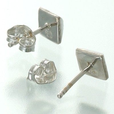 シルバースタッドピアス