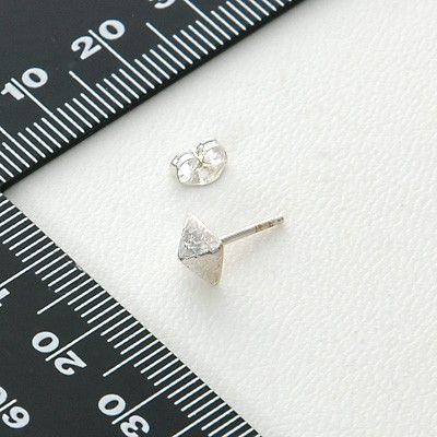 シルバースタッドピアス