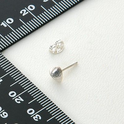 シルバースタッドピアス