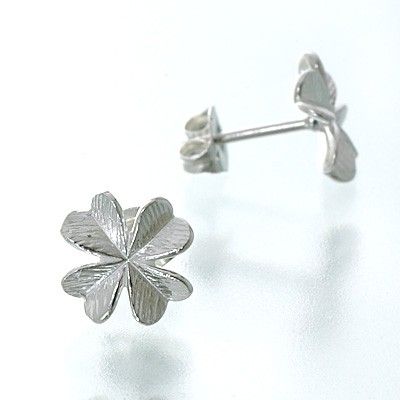 シルバースタッドピアス