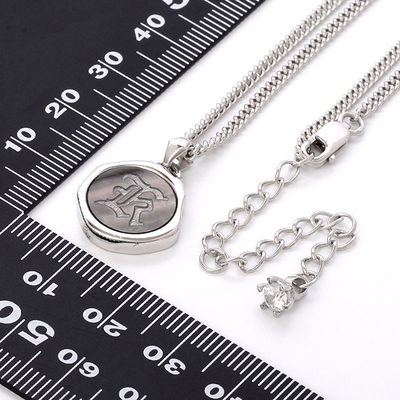 イニシャルシェルペンダントネックレス