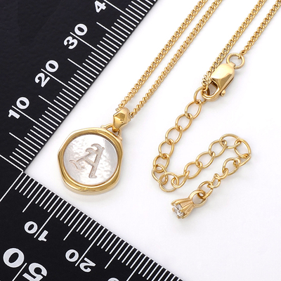 イニシャルシェルペンダントネックレス