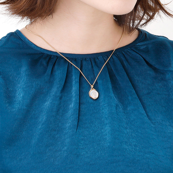 イニシャルシェルペンダントネックレス