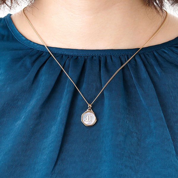 イニシャルシェルペンダントネックレス