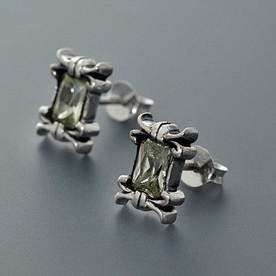 シルバースタッドピアス