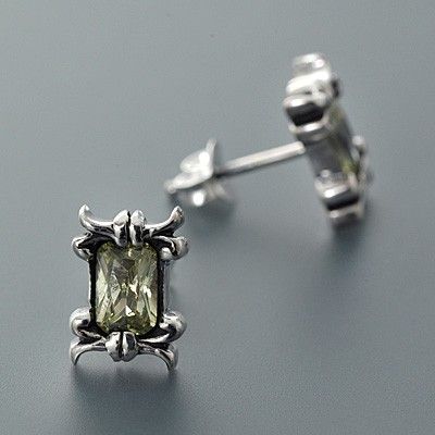 シルバースタッドピアス