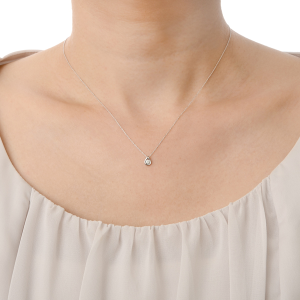 ホワイトゴールドネックレス